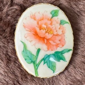 🔵 𝅺VINTAGE 70s Painted Flower Gold Tone Hallmark Card Signed Brooch Pin